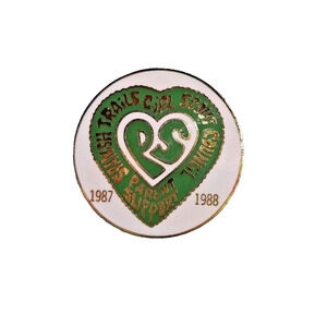 Vtg 1987-88 Spanish GSA Girl Scout Parent Support PS Lapel PIN Green Large